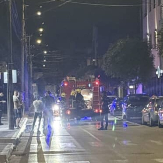 Incident u centru Čačka: Izgoreo motor parkiran ispred kafića FOTO