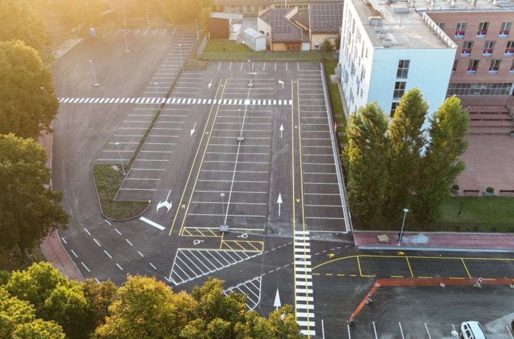 Završava se veliki parking u centru grada: Prostor za preko 200 vozila FOTO
