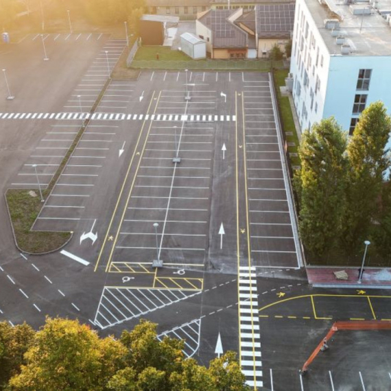 Završava se veliki parking u centru grada: Prostor za preko 200 vozila FOTO