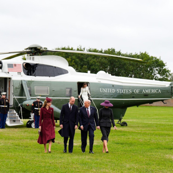 Kočijama do ulaza u zamak: Tramp i Melanija stigli u Vindzor, priređen svečani doček FOTO/VIDEO