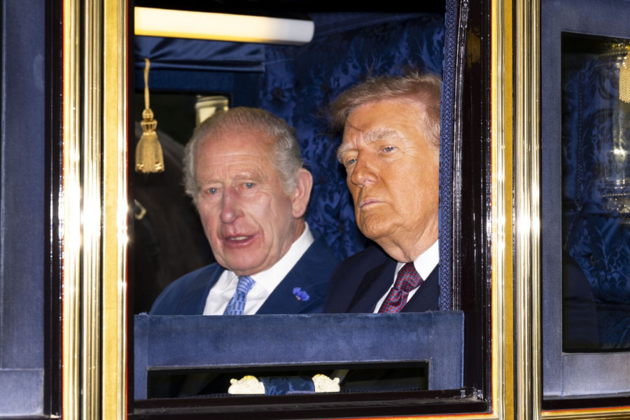 Melanija i Kamila u kočiji; Tramp stigao helikopterom FOTO