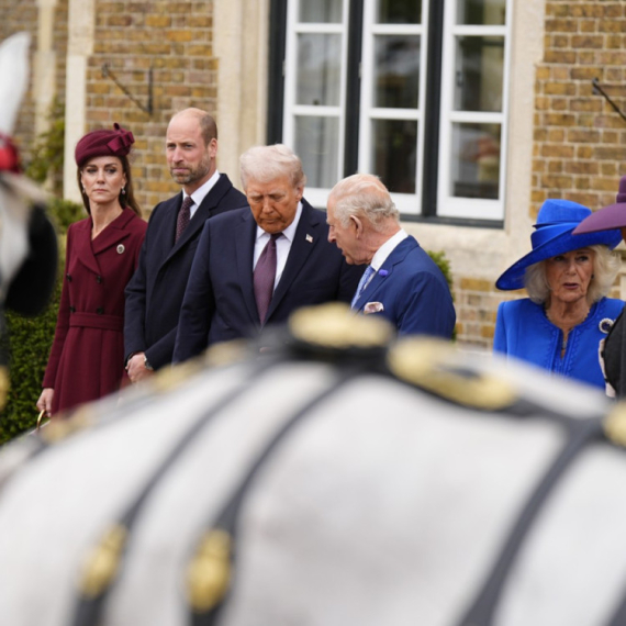 Melanija i Kamila u kočiji; Tramp stigao helikopterom FOTO