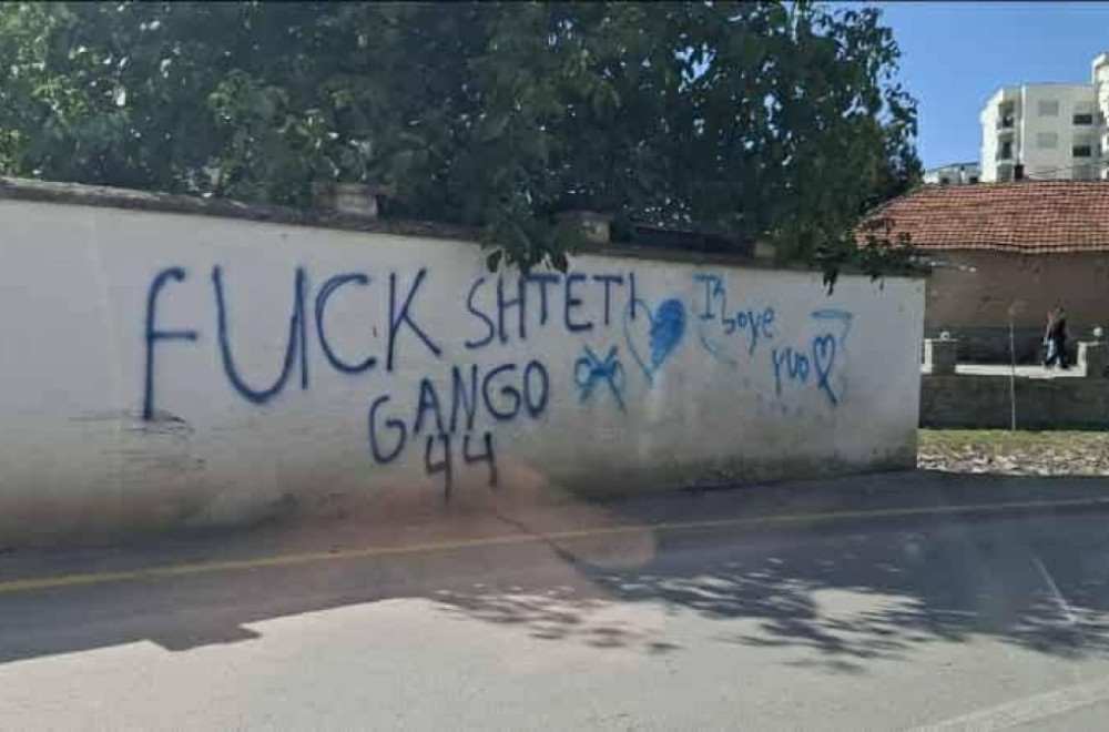 Pogrdni grafiti usmereni protiv Srba i SPC na zidu dvorišta crkve u Kosovskoj Vitini FOTO