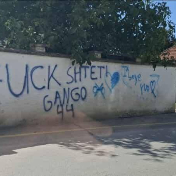 Pogrdni grafiti usmereni protiv Srba i SPC na zidu dvorišta crkve u Kosovskoj Vitini FOTO