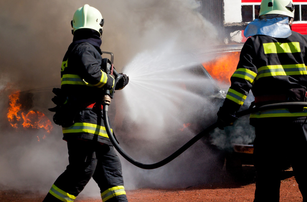 Tri automobila izgorela na Čukarici