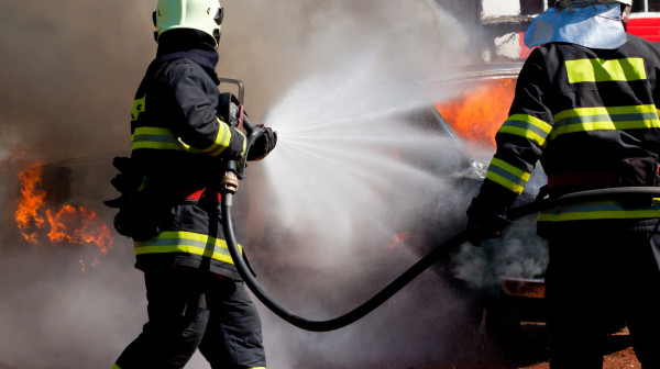 Požar u magacinskom prostoru u Nišu, u toku gašenje