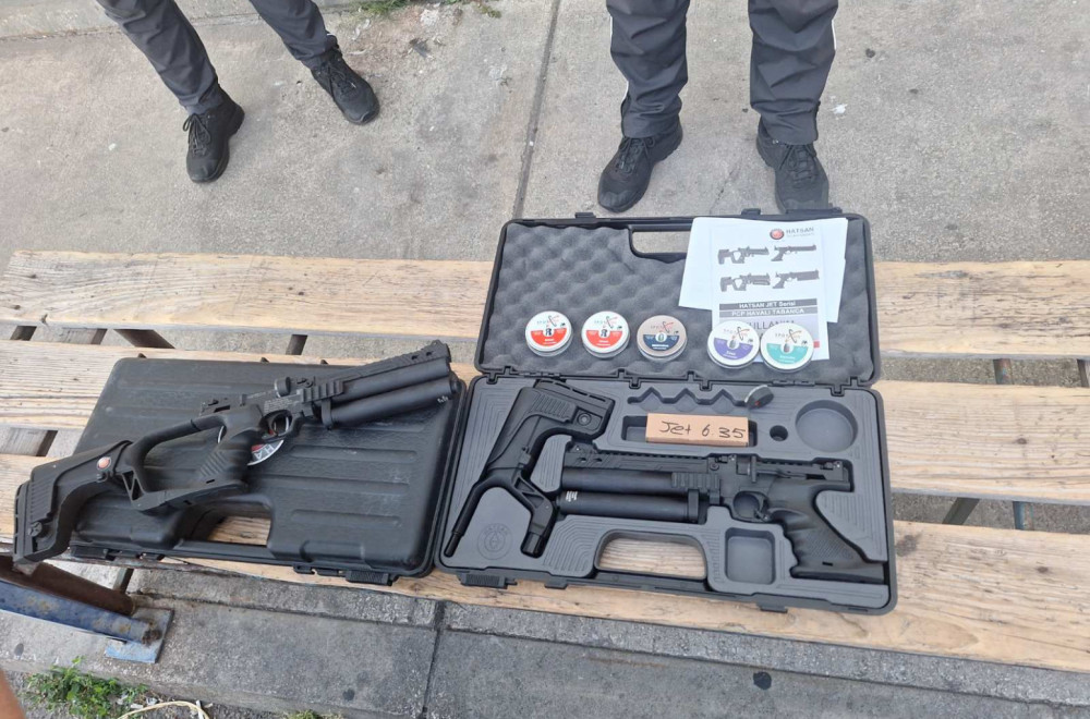 Gasni pištolji i municija pronađeni ispod sedišta automobila na prelazu Preševo FOTO