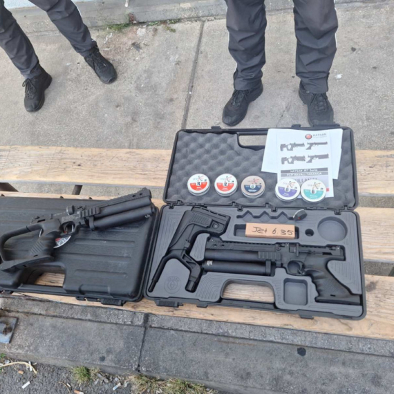 Gasni pištolji i municija pronađeni ispod sedišta automobila na prelazu Preševo FOTO