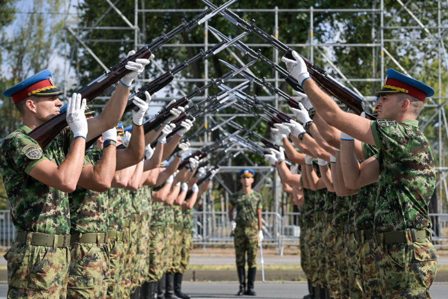 Vojna parada danas u 11 časova; 60 letelica nad Beogradom, trobojka duga 300 metara; Prisustvovaće Vučić FOTO