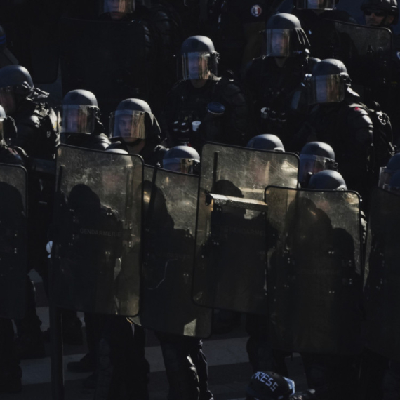 Premijer Francuske besan; Oštro osudio nasilje nad policijom