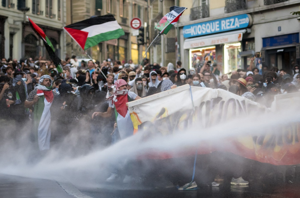 Haos na protestima u Švajcarskoj: Policija upotrebila suzavac i vodene topove FOTO/VIDEO