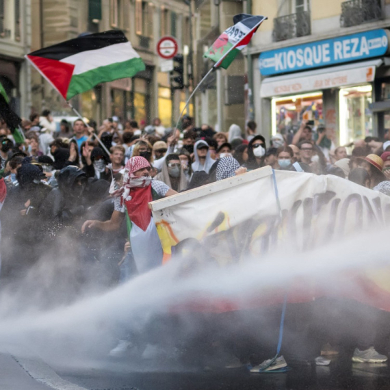 Haos na protestima u Švajcarskoj: Policija upotrebila suzavac i vodene topove FOTO/VIDEO