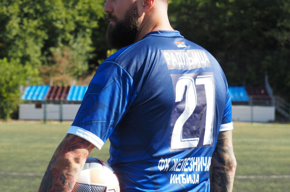 Raduljica otišao u fudbalere – ali stvarno FOTO