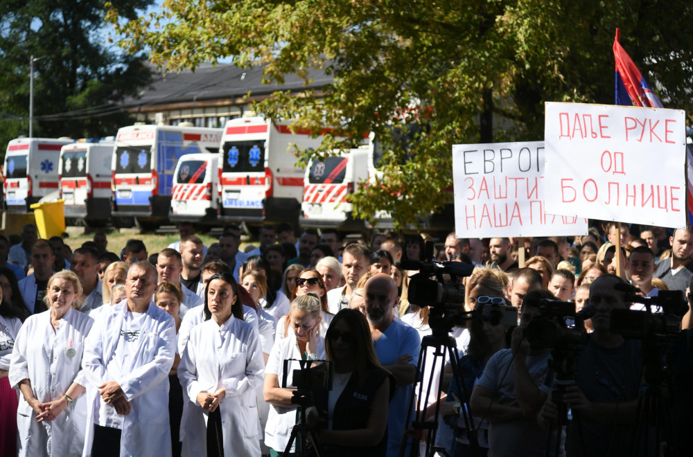 Zdravstveni radnici protestovali zbog upada tzv. kosovske policije u KBC Kosovska Mitrovica i Dom zdravlja