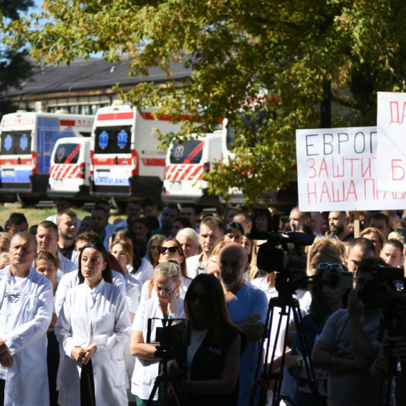Zdravstveni radnici protestovali zbog upada tzv. kosovske policije u KBC Kosovska Mitrovica i Dom zdravlja