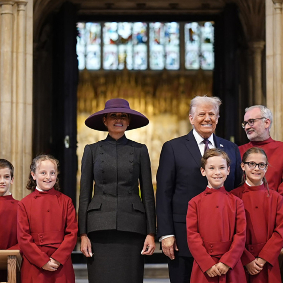 "Da li je to Melanija ili luster?", "Ko je stavio u režim spavanja"; Urnebesni komentari na račun šešira FOTO