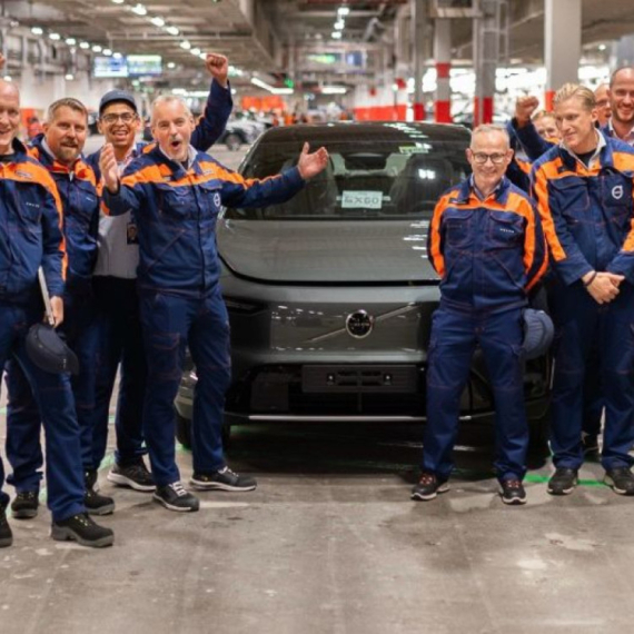 Novi Volvo EX60 prikazan na fotografiji