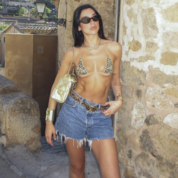 Ona odbija da pokrije telo, a poslednjim izdanjem je raspametila mnoge FOTO