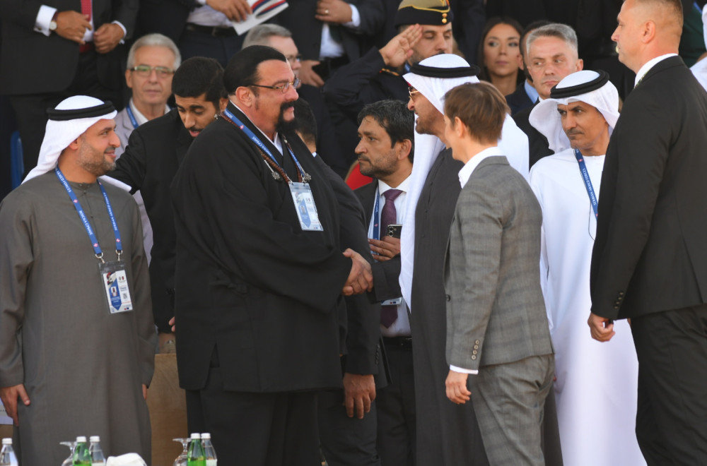 Stiven Sigal na vojnoj paradi u Beogradu; Holivudski glumac među brojnim zvanicama