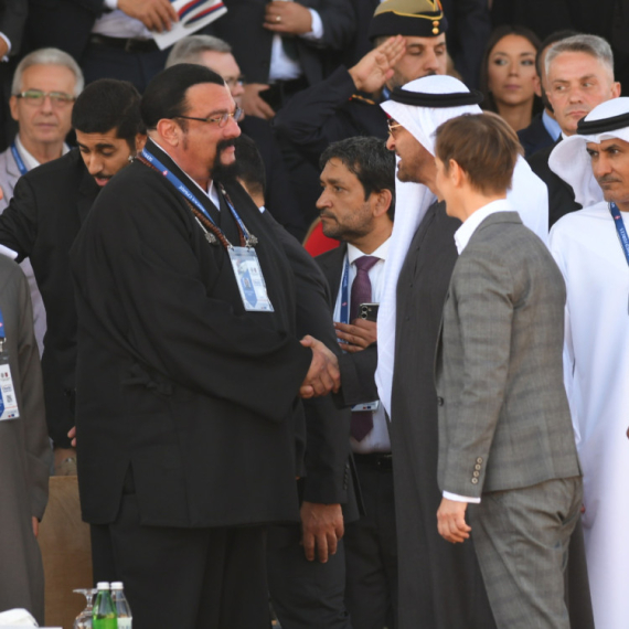 Stiven Sigal na vojnoj paradi u Beogradu; Holivudski glumac među brojnim zvanicama