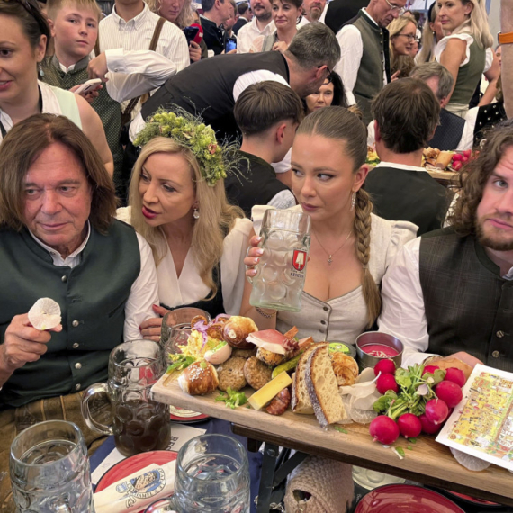 Počeo Oktobarfest: Rekordi u cenama; Volove i svinjske kolenice menjaju veganski obroci FOTO