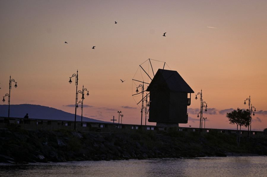 Burgas – čipka boje šampanjca