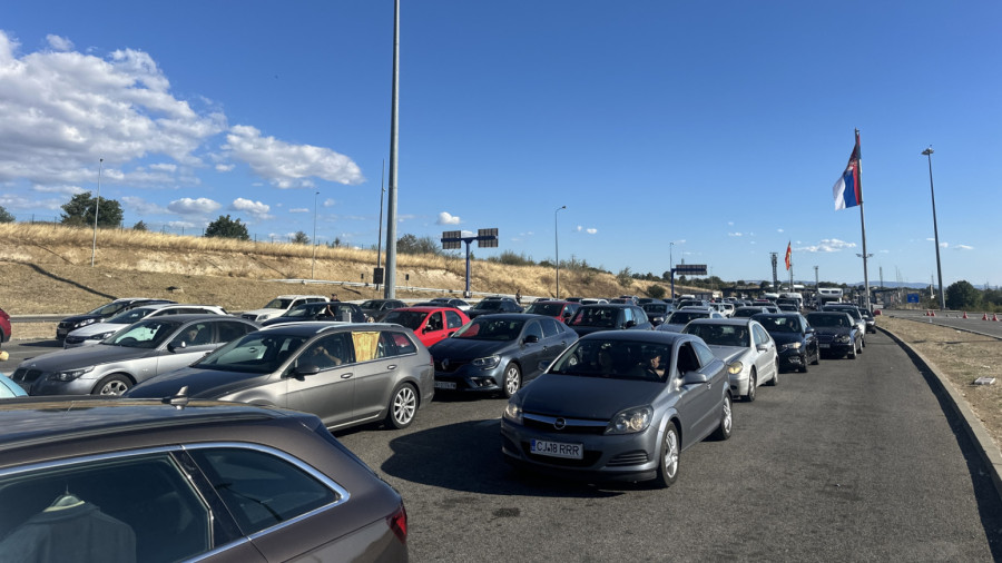 Ovo je pakao, sa decom čekamo u ogromnoj gužvi: Kolaps na granici, formirane kilometarske kolone FOTO