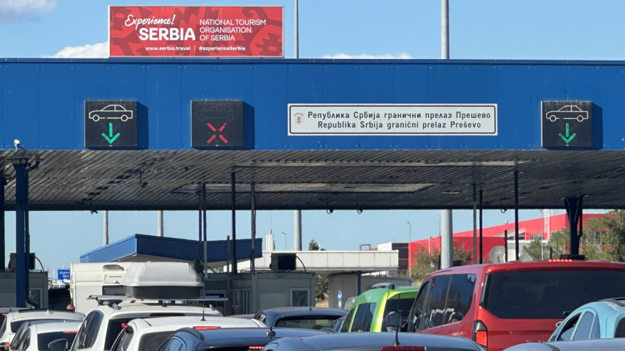 Ovo je pakao, sa decom čekamo u ogromnoj gužvi: Kolaps na granici, formirane kilometarske kolone FOTO