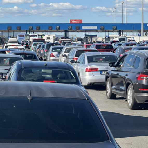 "Ovo je pakao, sa decom čekamo u ogromnoj gužvi": Kolaps na granici, formirane kilometarske kolone FOTO