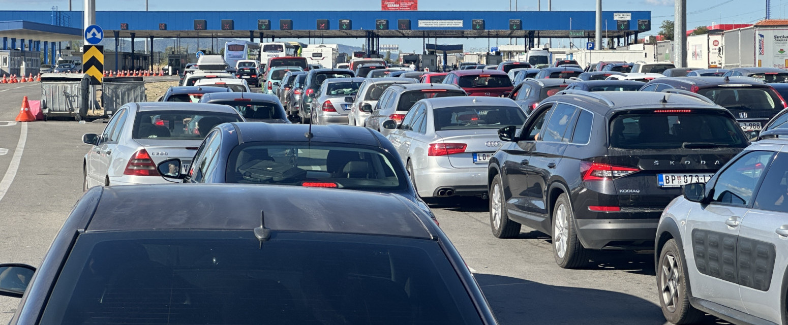 "Ovo je pakao, sa decom čekamo u ogromnoj gužvi": Kolaps na granici, formirane kilometarske kolone FOTO