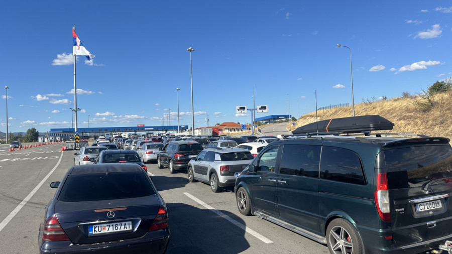 Ovo je pakao, sa decom čekamo u ogromnoj gužvi: Kolaps na granici, formirane kilometarske kolone FOTO
