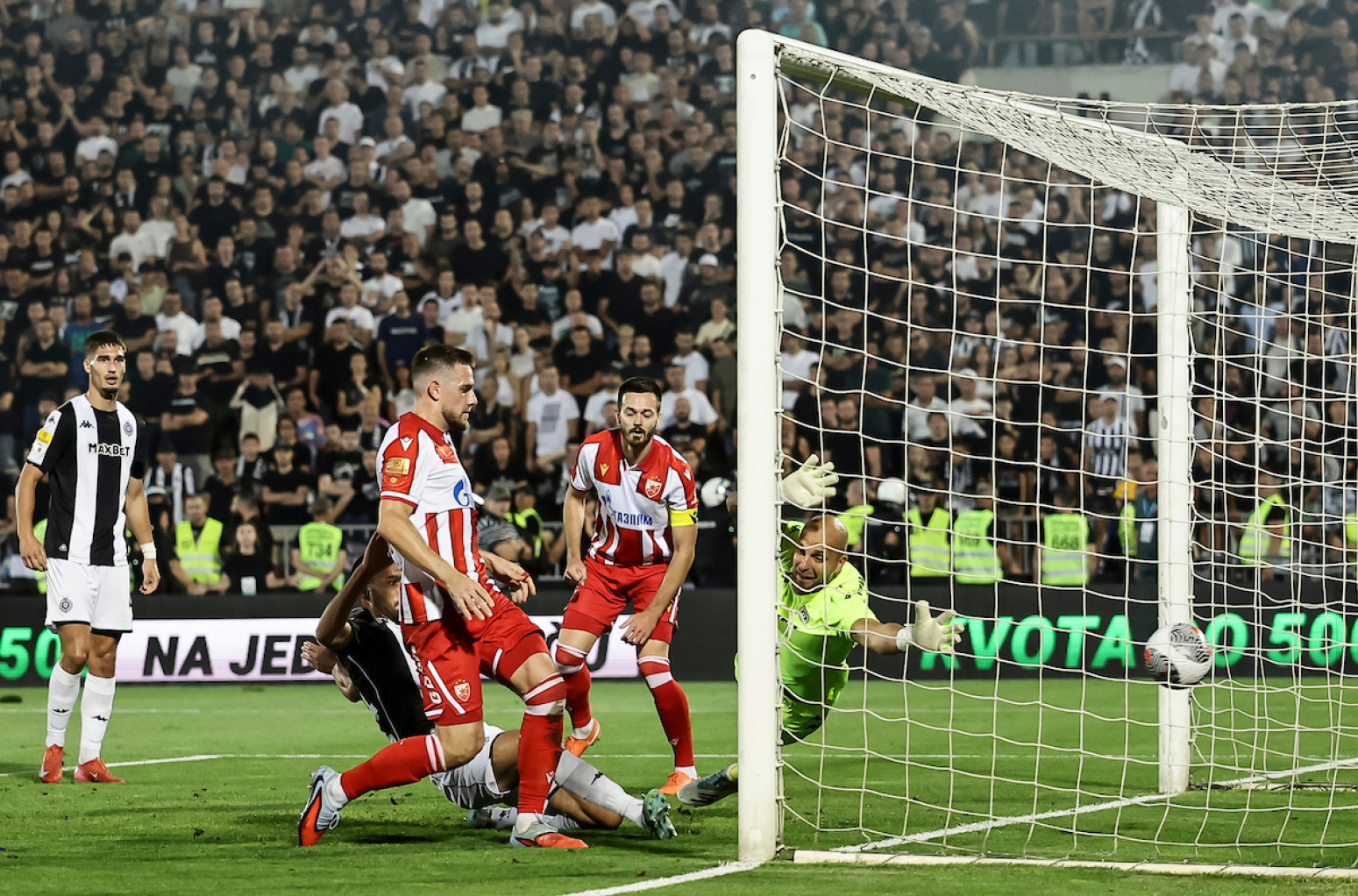 Pogledajte kako je Zvezda "ranila" Partizan VIDEO