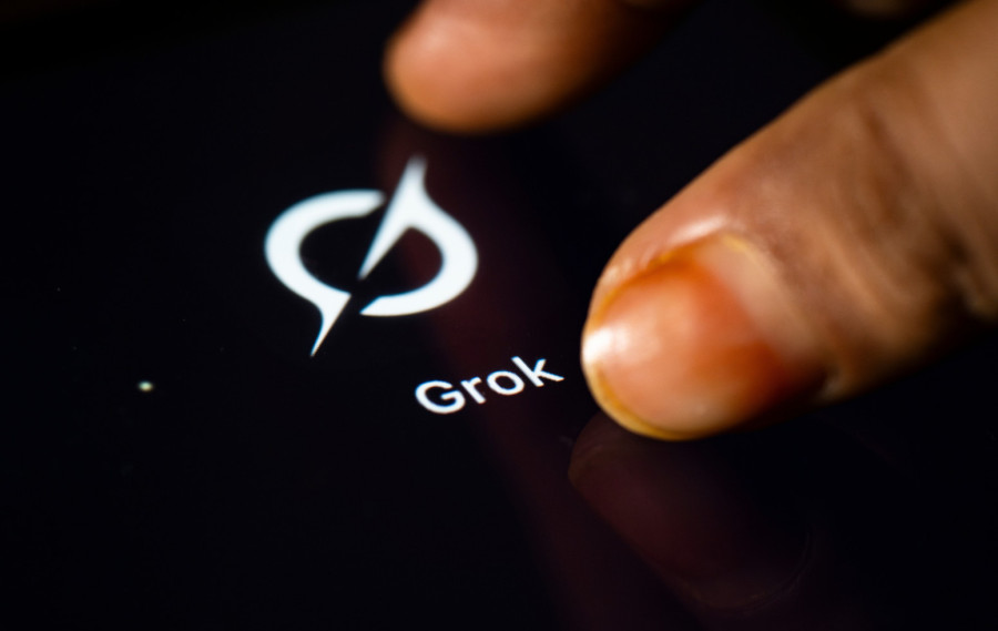 Grok pod istragom jer je svlačio žene na internetu