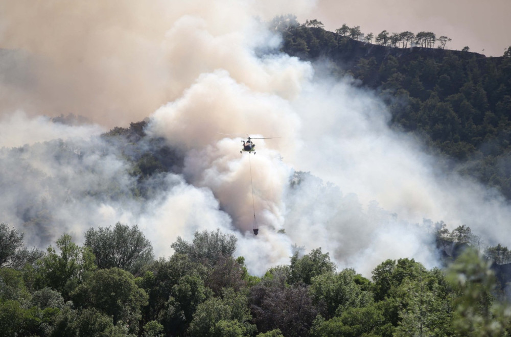 Bukte požari: 10 aviona i 14 helikoptera gasi buktinju; Ljudi evakuisani FOTO/VIDEO