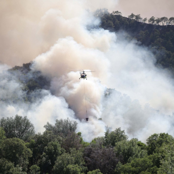 Bukte požari: 10 aviona i 14 helikoptera gasi buktinju; Ljudi evakuisani FOTO/VIDEO