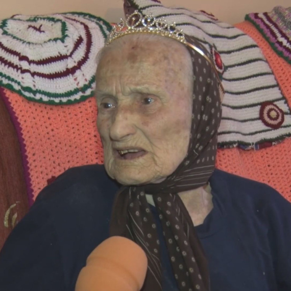 Baka Radmila oduvala svećicu sa brojem 100 – ovo su njeni saveti za dugovečnost