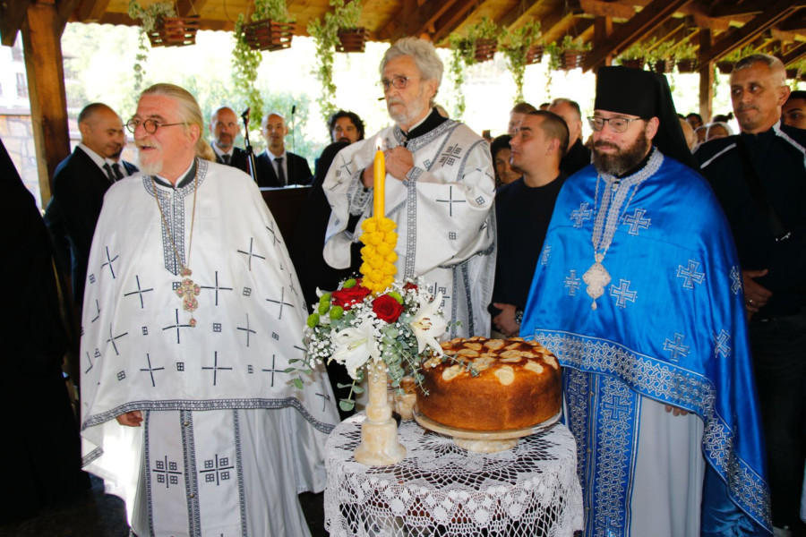Preko 15.000 vernika u manastiru Tumane proslavilo 90 godina čudotvorne ikone Bogorodice Kurskaje FOTO
