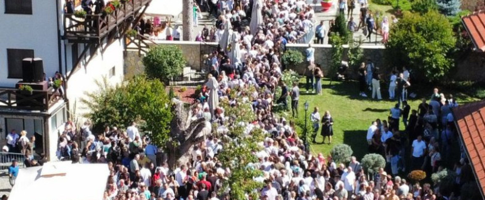 Preko 15.000 vernika u manastiru Tumane proslavilo 90 godina čudotvorne ikone Bogorodice Kurskaje FOTO