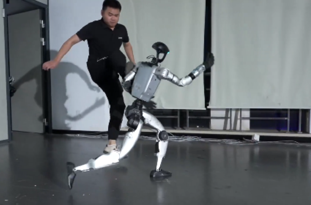 Humanoidni robot "pobedio gravitaciju" VIDEO