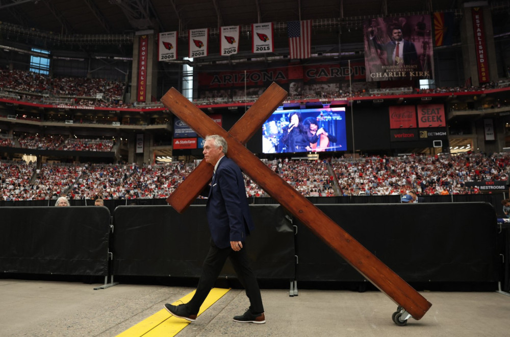 Jedan čovek imao čudan "nastup" na komemoraciji Čarliju Kirku FOTO