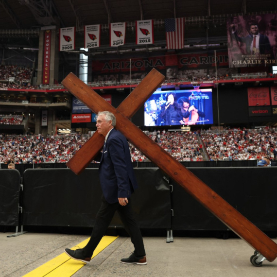 Jedan čovek imao čudan "nastup" na komemoraciji Čarliju Kirku FOTO