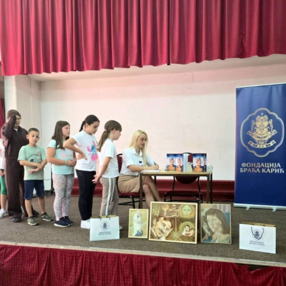 Nina Kuburović autorka zbirke "Čarobni štapić" održala promociju u školi u rodnoj Kaluđerici FOTO