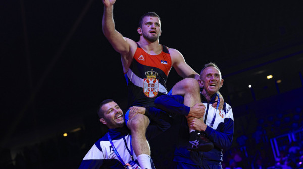 Hrvatski advokat o slučaju Komarova – zatvor ili novčana kazna za tri prsta?