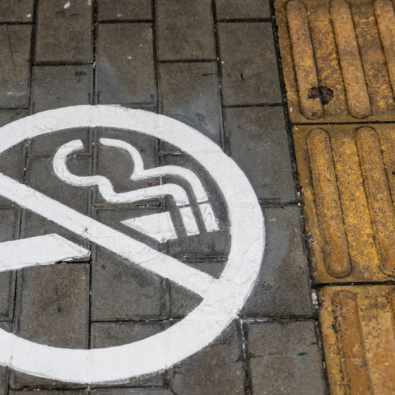 Zvaničnik vlade Albanije smenjen zbog pušenja cigarete u Njujorku