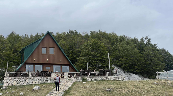 Katun na Durmitoru koji obožava Novak Đoković: Noćenje 15 evra, voda izvorska, kupatilo zajedničko