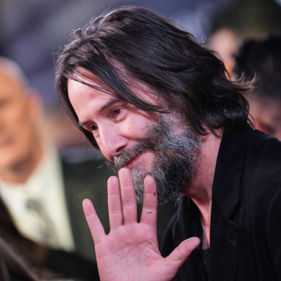 Kijanu Rivsa napala obožavateljka, obezbeđenje moralo da reaguje: "Ja sam tvoja božanska supruga!" VIDEO