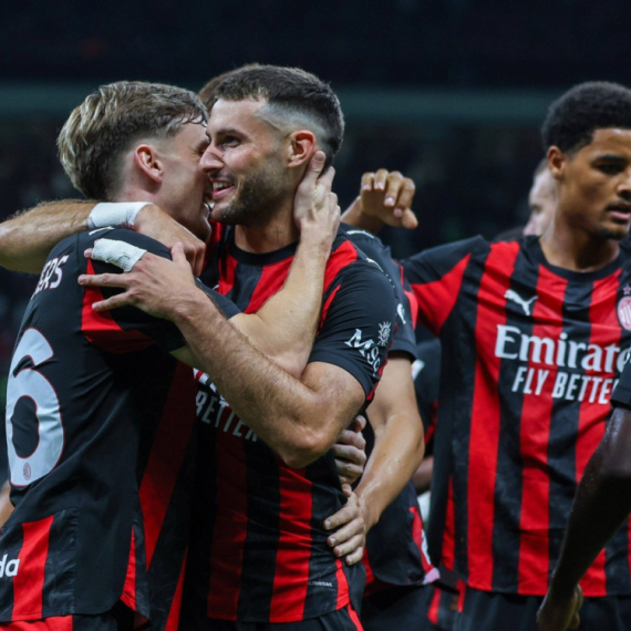 Milan rutinski do osmine finala, proradio Himenes, Enkunku slavio sa balonima FOTO