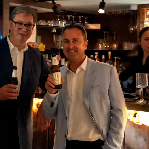 Vučić u Njujorku sa svetskim zvaničnicima: Sastao se sa Hristodulidisom; Sa Betelom popio pivo FOTO