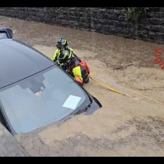 Klizište krenulo ka kućama; Putevi zatrpani blatom i kršom VIDEO