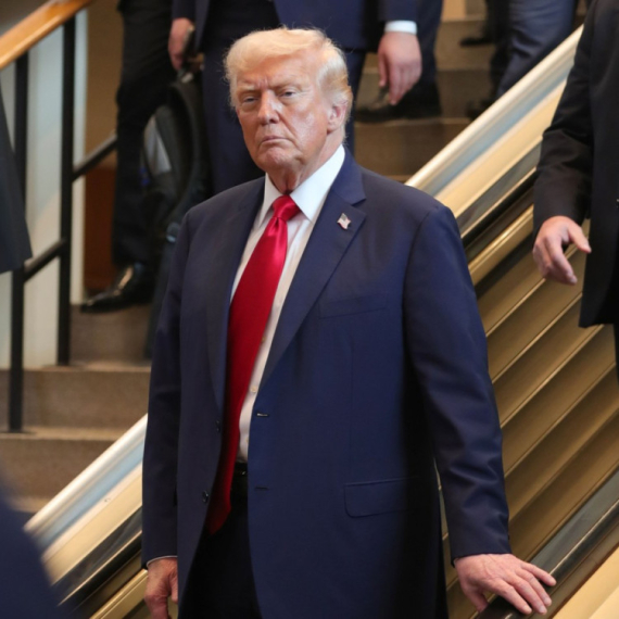 Ko je zaglavio Trampa? VIDEO